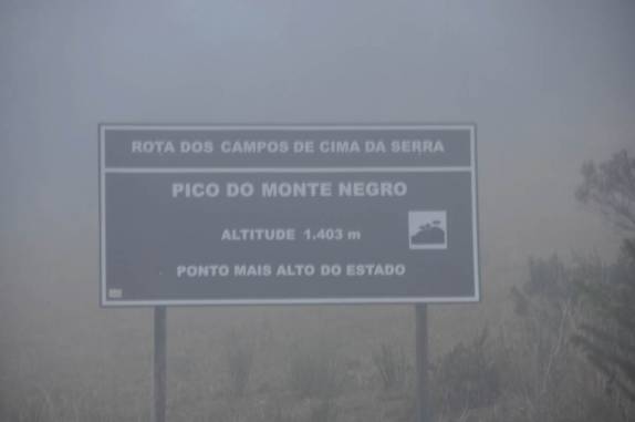 Placa indicativa do Pico do Monte Negro, na região de São José dos Ausentes - RS
